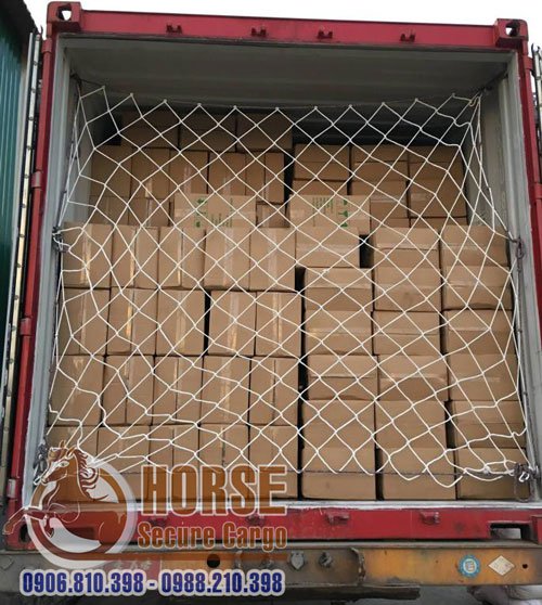 Lưới chắn hàng container đảm bảo an toàn cho người thao tác khi lấy hàng.